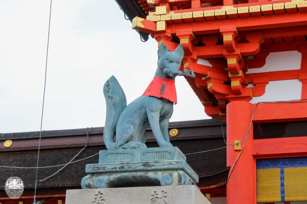 Inari-Statue vor dem Fushimi Inari Taisha
