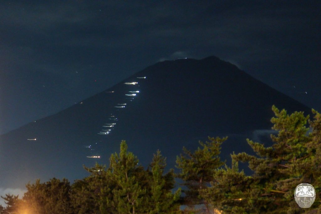 Lichter auf dem Mount Fuji von den Fuji-Q Highlands aus