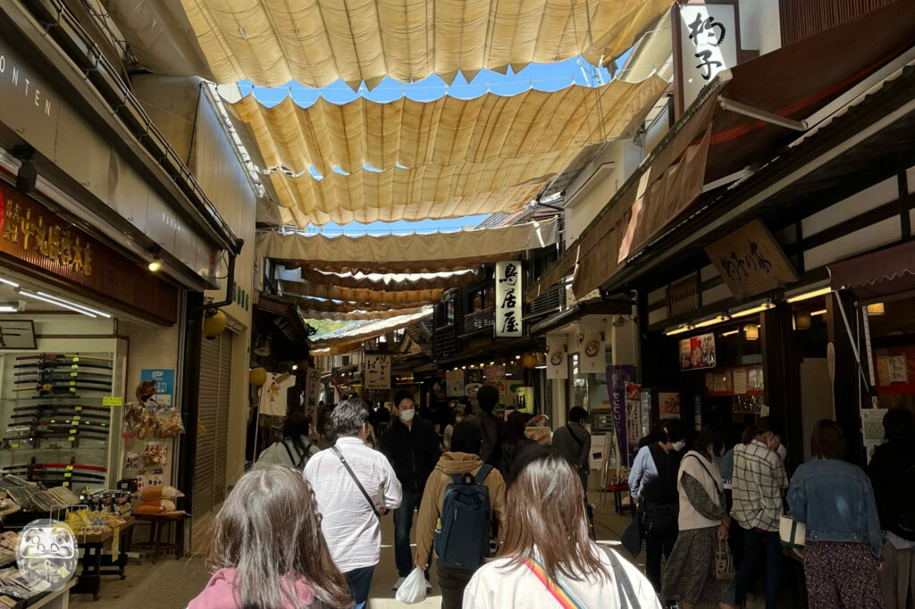 Die Shoppingstraße Omotesandō Shōtengai um die Mittagszeit