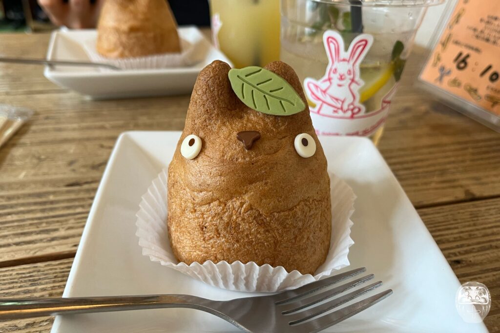 Totoro-Windbeutel mit Vanillefüllung bei Shirohige's Creampuff Factory